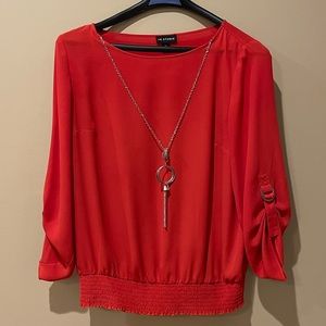 Women’s Causal Too with attached Necklace (Necklace Removable)